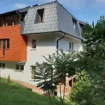 Проживание в семье Hill