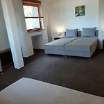 Hill Проживание в семье *
